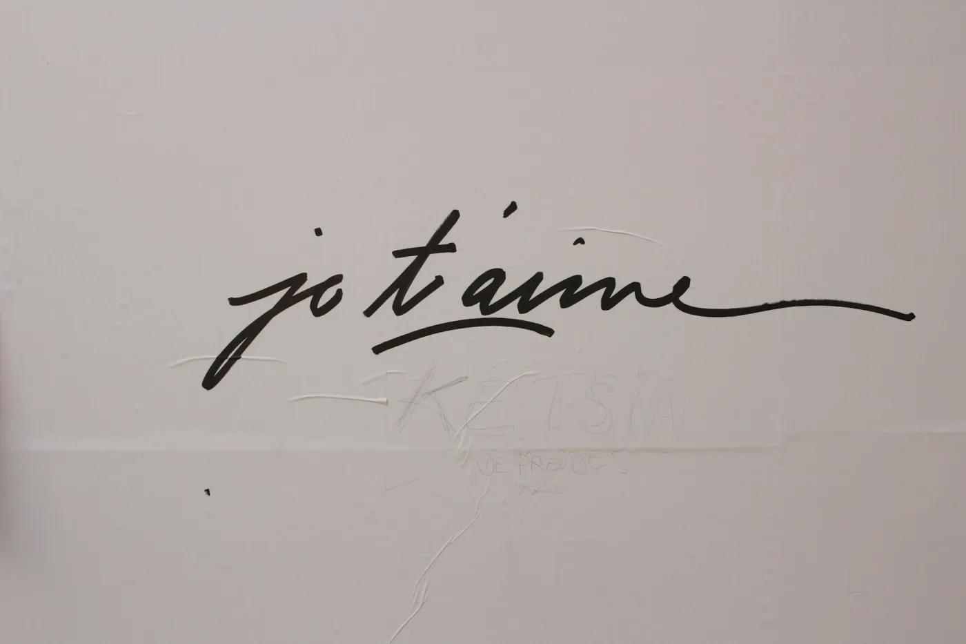 Handwritten message symbolising the importance of clarity and consistency in professional email communication across Outlook and Google Workspace.